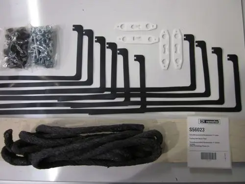 Schwarze Metallplatten, Kunststoff-Befestigungen und Verbindungselemente, verpackt. Zubehörteil von Remeha, passend für Gasgeräte.
